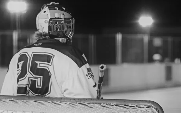 finsko kanada: A roller hockey player in Tucson, Arizona, during a nighttime game captured in
