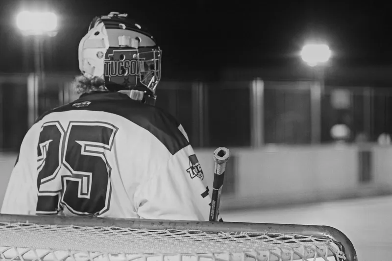 finsko kanada: A roller hockey player in Tucson, Arizona, during a nighttime game captured in