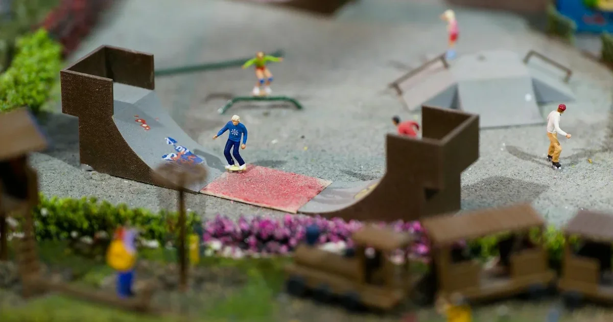 alex ferreira: Miniature skateboard park featuring detailed figurines engaged in various skateboarding activities