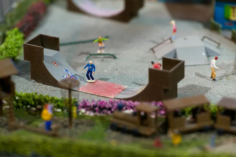 alex ferreira: Miniature skateboard park featuring detailed figurines engaged in various skateboarding activities