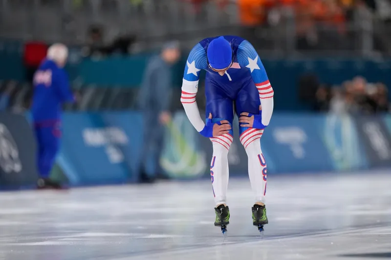 rychlobruslení 1500 m: Winter Olympics recap: US speedskater Jordan Stolz stunned in 1,500 meters |