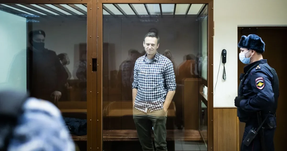 Alexej Navalnyj v soudní kleci při procesu v Moskvě v únoru 2021