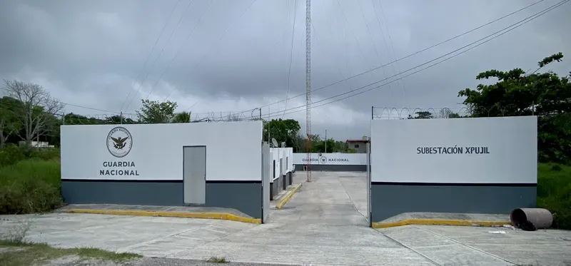 Stanoviště mexické Guardia Nacional kontrolující bezpečnost na silnici v Mexiku